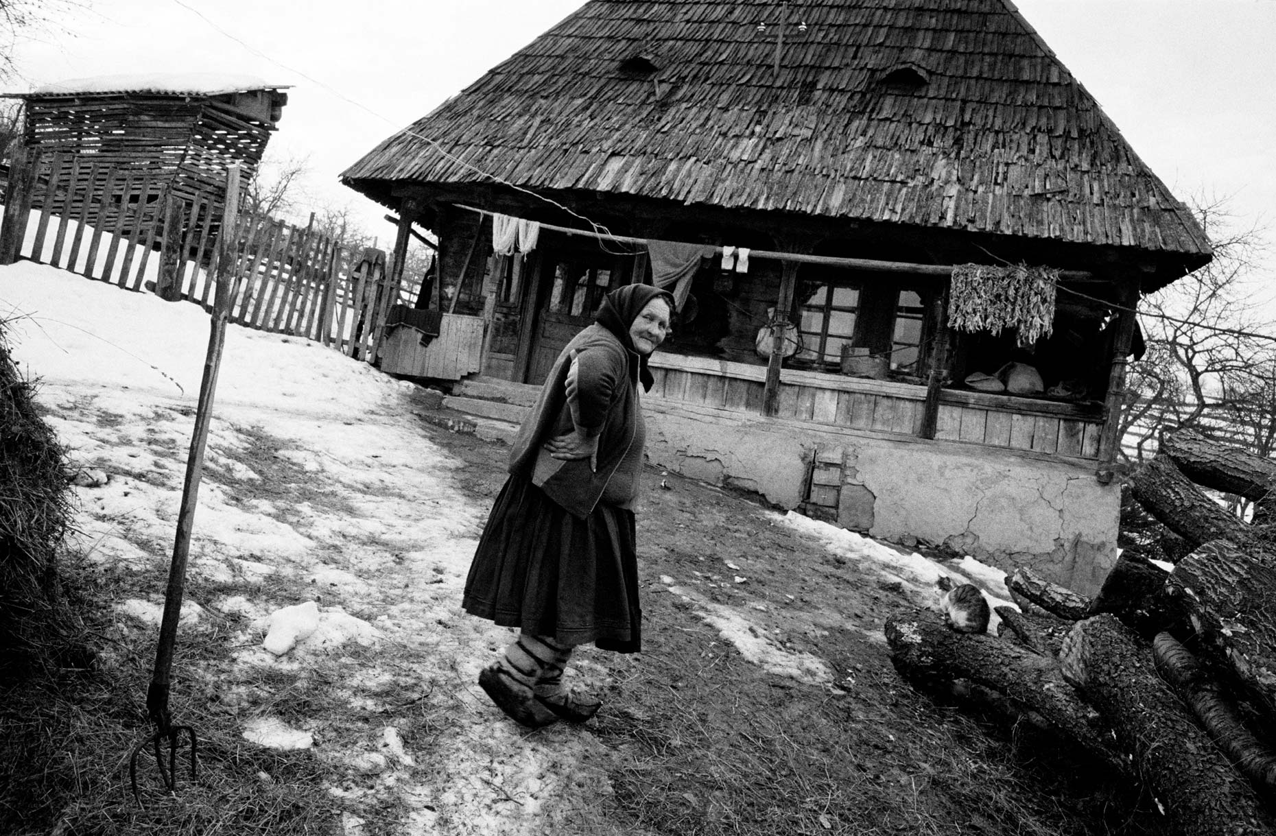 022_Ellicson_2003_Old_Woman_Casa_Lemn